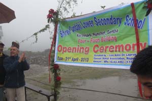 C�r�monie d'inauguration de la nouvelle �cole de Runchet sous la pluie